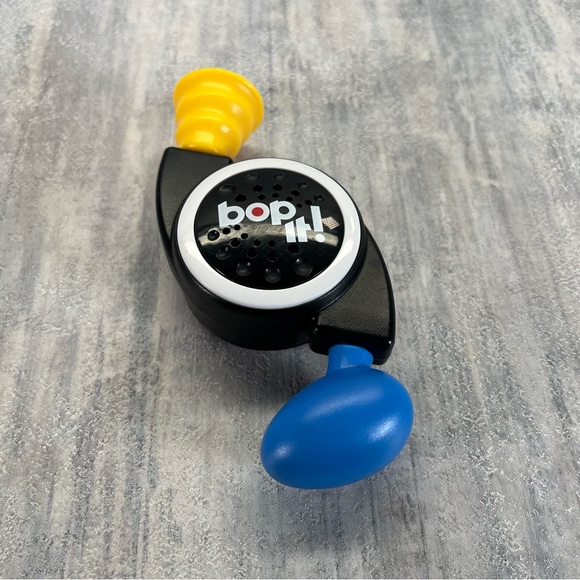 Bop It!  Mini C-290B  Handheld Reflex Game 1-2 Players Black Hasbro 2014 Tested - Picture 2 of 6
